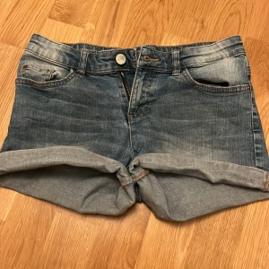 Lågmidjade jeansshorts  -  Säljer dessa super snygga jeans shorts från Cubus 🫶🏻