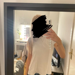 Vit basic tshirt - Vit basic tshirt ifrån H&M 