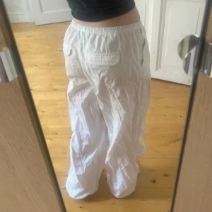Parachute-pants - Vita parachute pants från HM. Endast använda ggr! Passar även större storlekar skulle jag säga. 