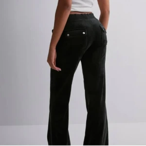 Juicy couture byxor 🐆 - Svarta juicybyxor byxor i väldigt bra skick! Ena metall pluppen på snöret är borta annars helt felfria. Nypris 1200kr⭐️