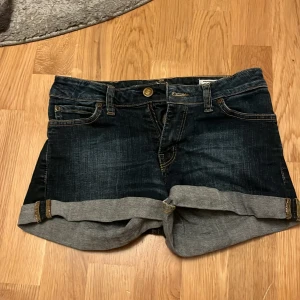 Lågmidjade jeansshorts  -  Säljer ett par super snygga jeans shorts från  crocker! 🫶🏻