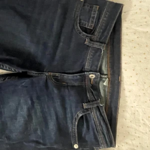 low waist bootcut jeans från h&m - Väldigt bra skick knappt använda typ 4 gånger skriv till mig om ni har någon fråga💗     midjemått 42 Innerbenslängd 81