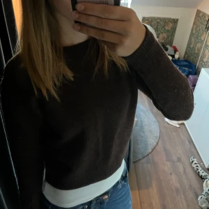Super söt stickad tröja  - Kortare stickad tröja som går att ha ett linne under, jätte gullig tröja och super skön😍 säljer då den inte kommer till användning längre, önskar dock att den gjorde det för det ör en jätte fin och skön tröja☺️🫶🏼