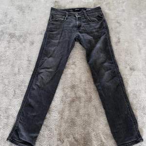 Tvär feta anbass Replay jeans i storlek 29/30. Skick 8/10. Skriv om du har några frågor🤩