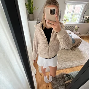 Fluffig höst jacka  - Säljer denna otroligt fina höst/vår jacka som är lagom varm. Jag säljer då jag har en annan som jag använder för tillfället.💞💞skickat är som nytt! 