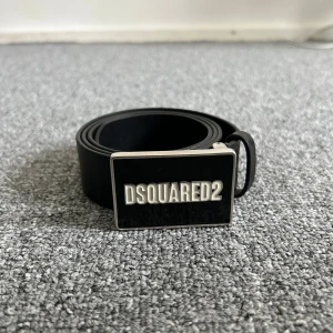 Dsquared2 bälte - Bälte köptes 2 år sedan för 2700kr, kvitto tappades bort men är I helt perfekt skick. Om du har någon funderingar skriv gärna.