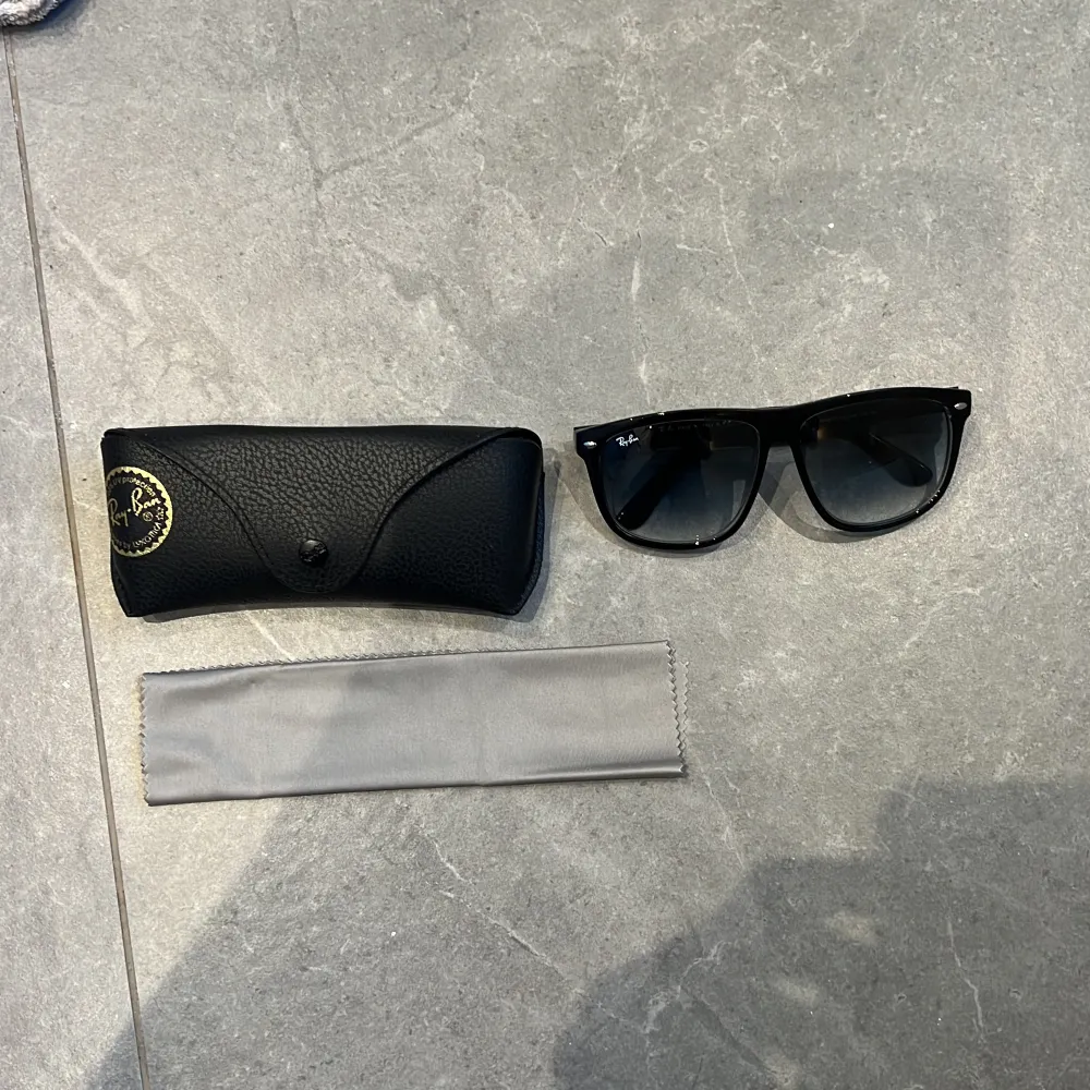 Hej! Jag säljer nu mina rayban boyfriends som är i väldigt bra skick. Jag köpte dem o början av sommaren och har knappt använt dem. Det är ett par svarta radband med blått glas. Finns kvitto!!!. Accessoarer.