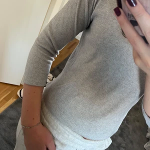 Zara topp  - Zara topp köpt i storlek 120 på barnavdelningen, men har andvänt som trekvarts ärmad tröja