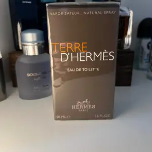 Tja, rensar ut bland mina parfymer och hittade denna härliga Terre D’ Hermes. Helt oanvänd och inte uppackad. Det är 50ml flaska, hör av er vid frågor, priset kan diskuteras. 