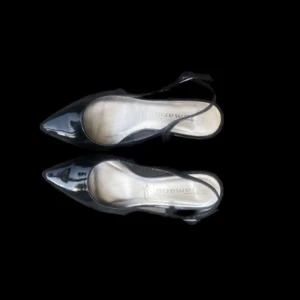 Klackskor  - Svarta klackskor med spets i strl 39