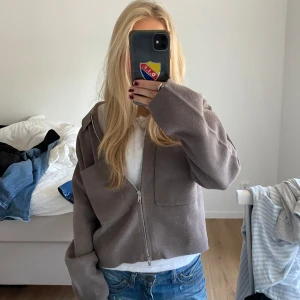 Kofta - Kofta ifrån Åhléns, aldrig använd och lappen är kvar❤️perfekt nu till hösten. Nypris 599