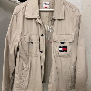 Tommy hilfiger jeansjacka beige S - Bra skicka Endast använt ett par gånger  Nypris 1300kr
