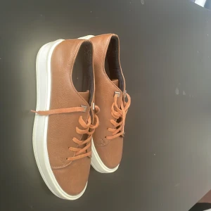 Säljer ett par skor  - Tommy life storlek 42 använda men fortfarande i gott skick sköna 