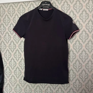 Moncler tshirt - Säljer denna moncler tshirt då den inte längre andvänds, fortfarande i riktigt bra skick och den är självklart äkta