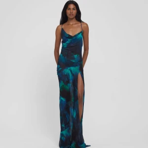 Rat and boa klänning  - Rafinha Dress från Rat & Boa i storlek XS. Använd en gång, helt nytt skick. Superfin och tunn långklänning med slits. Sista bilden lånad av Alice Stenlöf.