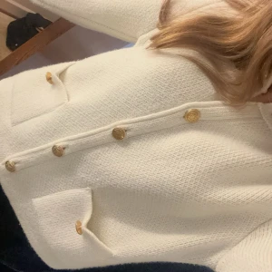 Kofta - säljer denna jättegulliga koftan från zara med gulliga knappar. den är sparsamt använd. Storlek L men passar mig som är S/xs❣️