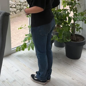 Blå jeans - Säljer ett par klassiska blå jeans i en straight passform. Perfekta för vardagsbruk och kan enkelt matchas med olika toppar och skor. De är bekväma och stilrena, säljer pga att jag måste rensa 💞