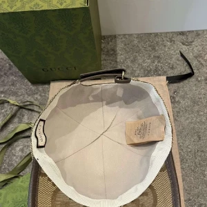 Gucci keps  - Jag säljer min Gucci keps för att jag använder inte den mer. Pris går att diskutera!