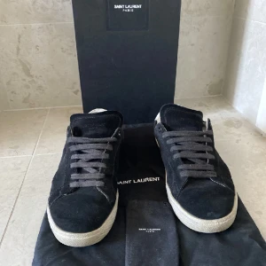 Saint Laurents  - Tja, säljer dessa för dom börjar bli försmå, skriv prisförslag och kan gå med på byten, allt og kommer med  