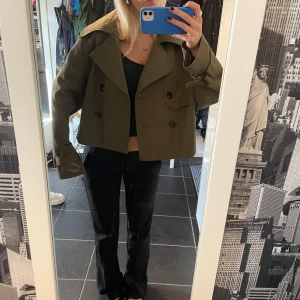 Kort trenchcoat  - Säljer nu denna korta trenchcoaten i en så fin höstig färg🍂☘️🌿knappt använd så nyskick! Nypris 450, säljer för 300 men priset kan sänkas vid snabbt köp☺️.