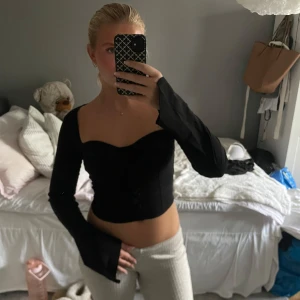 Långärmad korsettopp  - Långa utsvängda armar, kostymvästliknande och aldrig använd 🖤Hyfsat liten i storleken men det är en 36a.