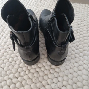 Ett par svarta stövlar - I st 38,fin skick,anvönda en kort period bara