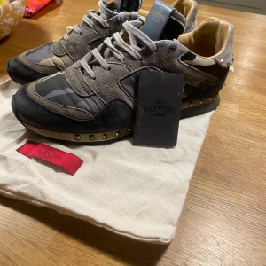 Valentino Rockrunner - Tja! Säljer nu ett par Valentino Rockrunners i storlek 40 ( passar 41). De är i bra skick (8/10) med alla nitar kvar. Skopåse och kort medföljer. Kontakta mig vid ytterligare frågor. Mvh Otto.