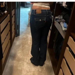 Lågmidjade bootcut Levi’s jeans - Supersnygga jeans som jag köpte av @idaalexandra på vinted men som tyvärr inte riktigt passar min stil. Riktigt fint jeansmaterial, snygga bakfickor och utsvängda längst ner. Något slitna vid hälen men ej speciellt märkbart. Hör av dig vid frågor!