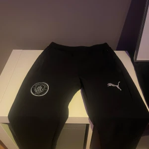 Man city byxor - Säljer ett par feta man city byxor i 10/10 skick. Köpta från pumas hemsida. Skriv vid intresse. Kan sänka pris vid snabb affär