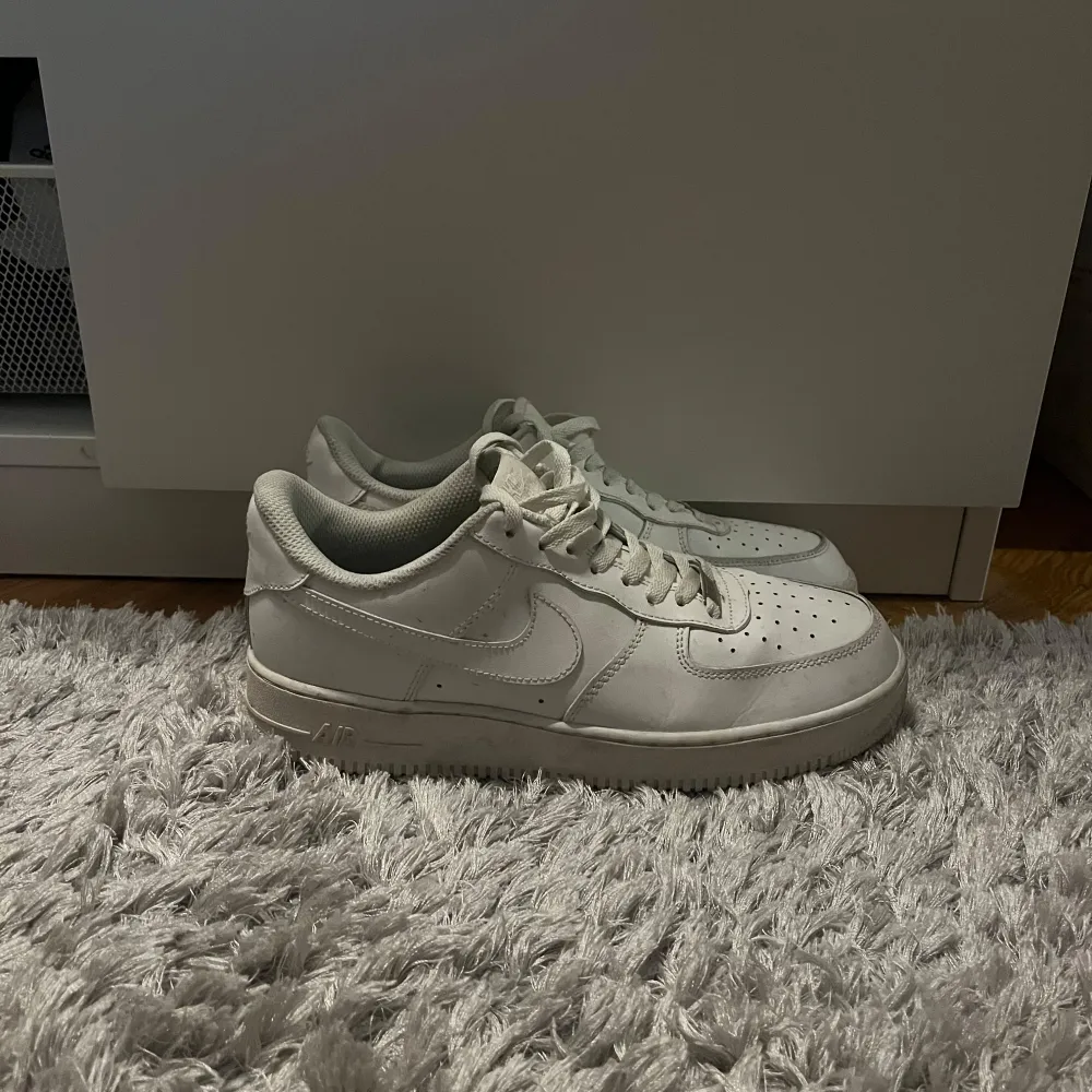 Air force 1  Knappt använda  Storlek 42,5 . Skor.