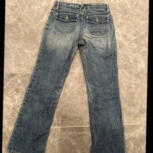 Lågmidjade jeans✨ - Lågmidjade jeans med snygga bakfickor i fint skick, dom är ganska små så skulle säga att dom är xs/xxs💕
