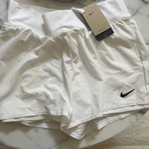 Träningskjol  - Träningskjol med shorts i. Perfekt till träning, promenad, tennis etc. Aldrig använt och prislapp sitter kvar💕