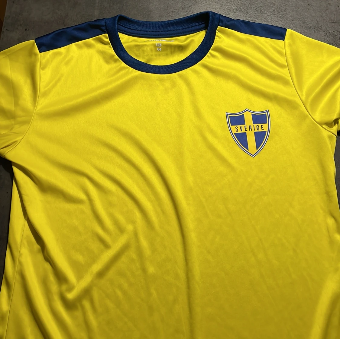 Gul fotbollströja från Intersport