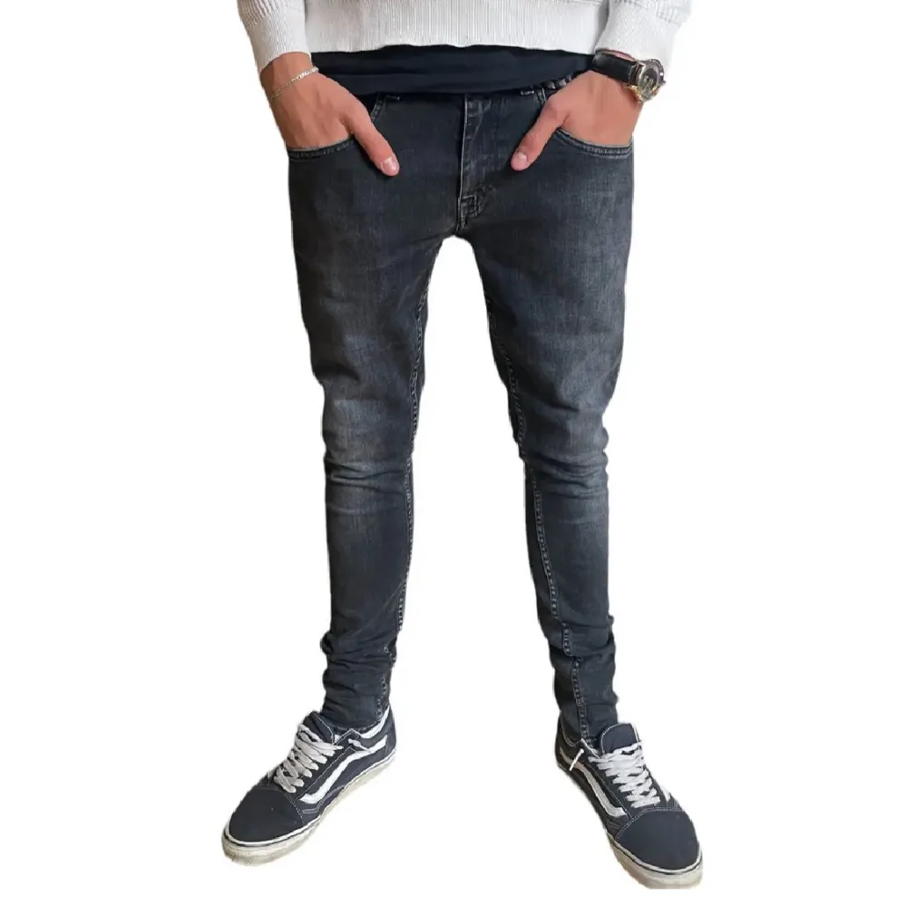 Säljer ett par grå svarta slim fit tiger of Sweden jeans i snygg tvätt. storleken är W33L32. skicket på jeansen är 9/10. sitter bra på modellen som är 189cm och väger 75kg. skriv för fler frågor eller funderingar. Jeans & Byxor.