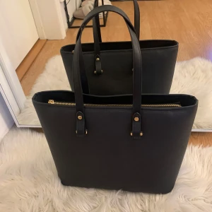 Snygg svart väska - En snygg svart väska köpt förra året som jag använde en termin som skolväska, rymdes bra (det får plats mappar i den) i jättebra skick🤩❤️💪🏼 