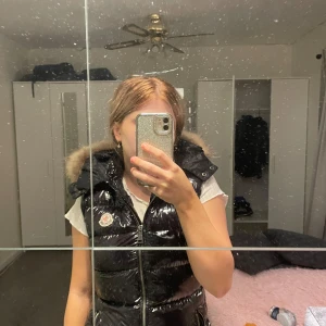 Monclear väst - Bra sick inte använd så mycket, köpt för 6,500. Priset går att diskuteras