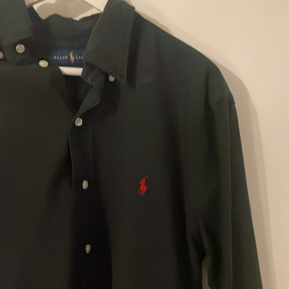 Säljer min Ralph lauren skjort för endast 199kr! Den är helt nyskick aldrig används skicket är 10/10.  Kontakta för mer info . Skjortor.