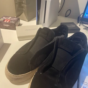 Arigato laceless - Säljer ett par arigatos i använt skick, men de går fortafarande att använda. Hör av er om ni har frågor eller funderingar ✌️🙂‍↔️