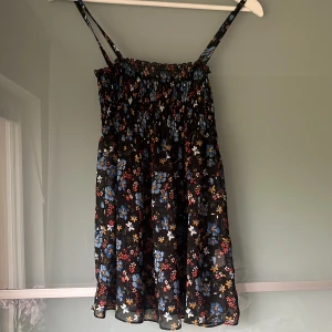 Zara linne  - Jätte gulligt linne från zara med scrunch uppe och lite lösare nertill. Aldrig använt 