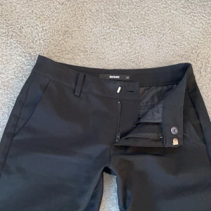 Lågmidjade kostymbyxor - Jättesnygga lågmidjade kostymbyxor som ubte kommer till användning! Skriv vid frågor eller använd köp nu!