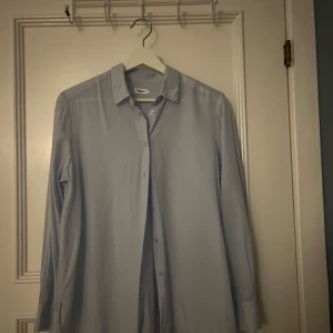 Ljusblå Filippa K skjorta - Supersnygg skjorta från Filippa K! Säljer eftersom den inte kommer till användning❣️