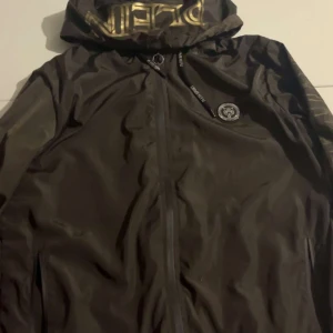 Plein sport kofta - Säljer en Plein sport kofta då jag inte använder den, om du undrar nått är det bara att fråga. Pris kan diskuteras och koftan är så klart äkta