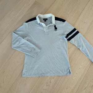 Ralph Lauren rugbytröja - Extremt fet Polo ralph lauren rugbytröja! Superfint skick, inga tecken på användning! Strl 18 år, passar M