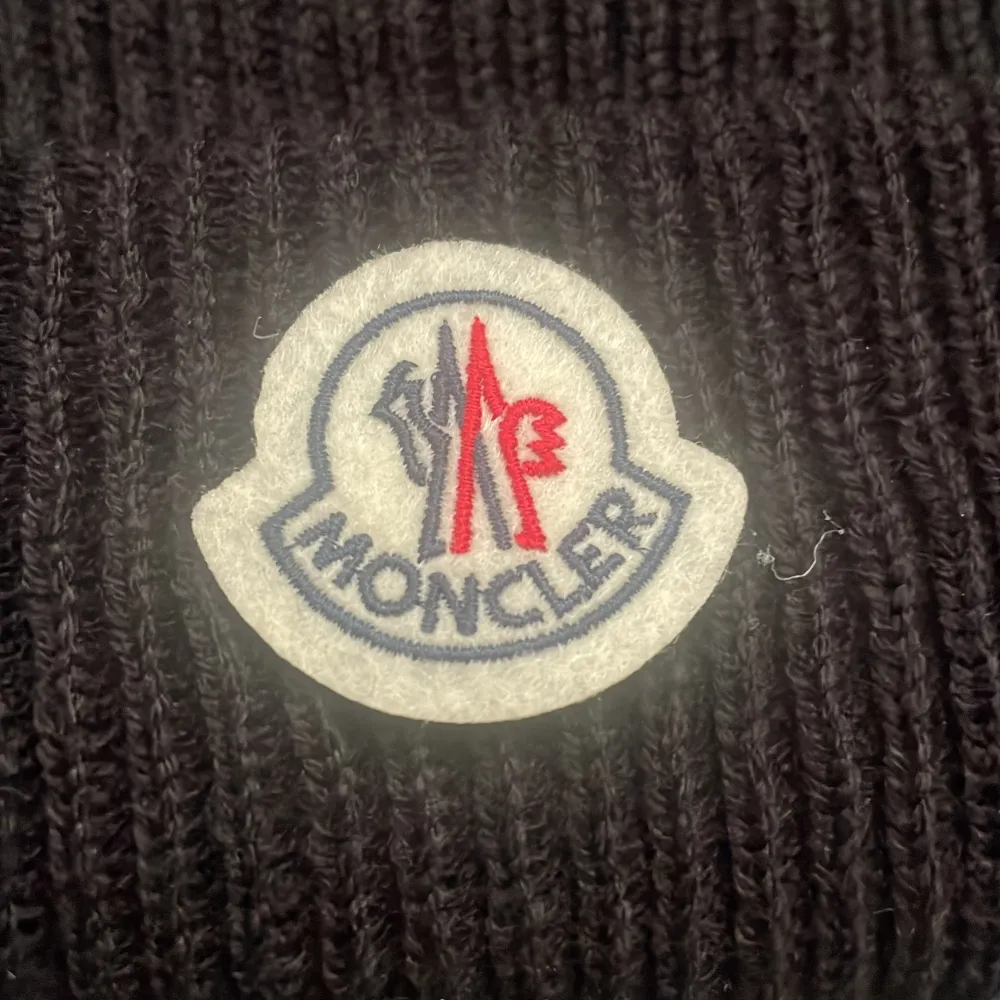 Tja, säljer Moncler mössa. Perfekt tilm vintern, fråga bara om ni undrar något. Mvh Joel. Accessoarer.