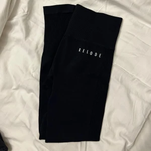 Tights - Träningstights från Relode i modellen slipstream. I mycket fint skick. Storlek S och har inga särskilda slitningar i grenen eller bak (de bilder) 