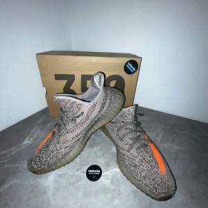 Yeezy boost 350 V2 Beluga reflective, 7,5/10 skick, rare då yeezys inte görs längre, nypris 5000, hör av dig i dm vid frågor!🔊 priset ej hugget i sten!🪨 