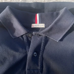 Moncler piké  - Tjaa, säljer en rikigt fet Moncler piké mörk blå, storlek S, logan på armen. Sparsamt använd, 8-9/10. Hör av er vid frågor!🍾🍾