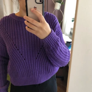 Lila stickad tröja - Stickad tröja som aldrig riktigt har kommit till användning. Fin färg men passar inte riktigt mig…💜