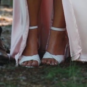 Vita klackskor - Perfekt för student, bal eller examen! Små skavanker där framme som knappt är märkbara (sista bilden) ☺️