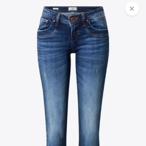 LTB jeans - Säljer mina fina LTB jeans i stilen valerie eftersom de är för stora för mig. Endast använda fåtal gånger och har inga defekter, aktuellt nypris är 1139kr💕 tveka inte på att kontakta vid funderingar!